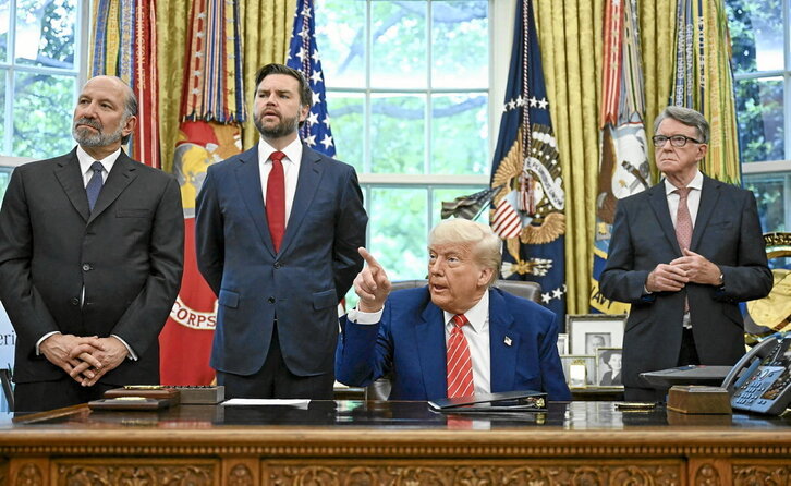 Trump eta bere taldekideak, atzoko agerraldian; Starmer telefonoz aritu zen.