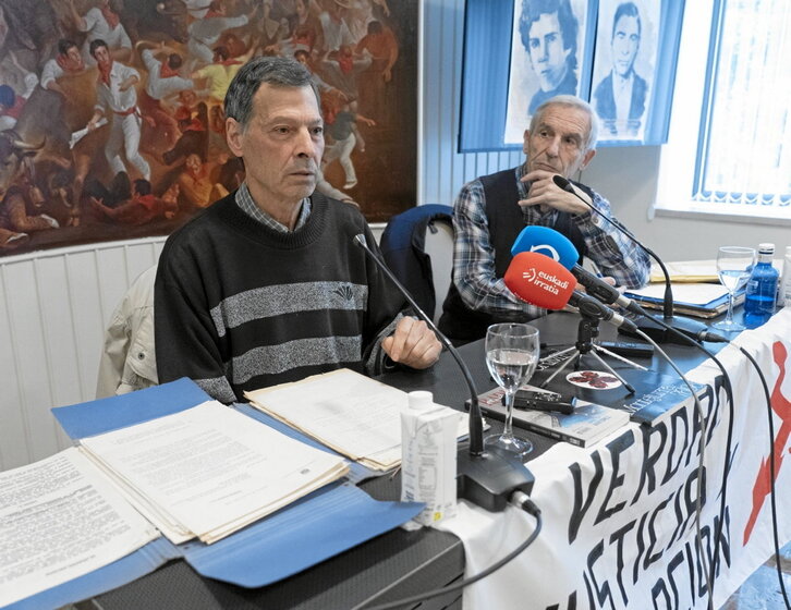 Jesús María Aragón y Lázaro Ibáñez, en la comparecencia del Partido Carlista.