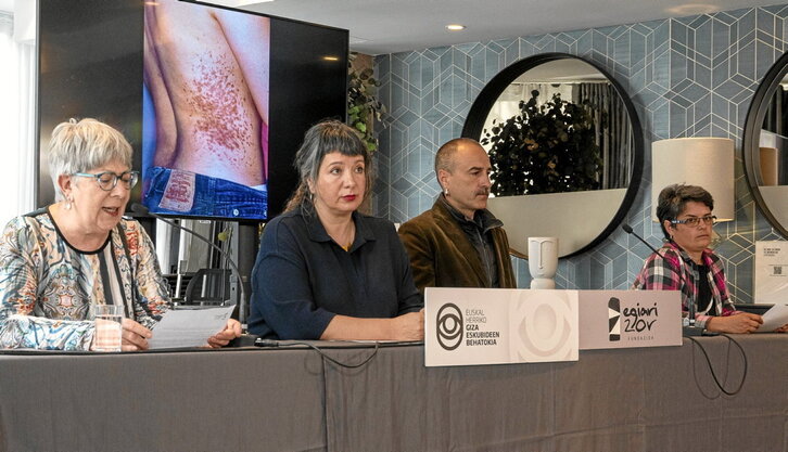 Pilar Garaialde, Iratxe Urizar, Aiert Larrarte eta Ainara Esteran,  Donostian eginiko agerraldian.