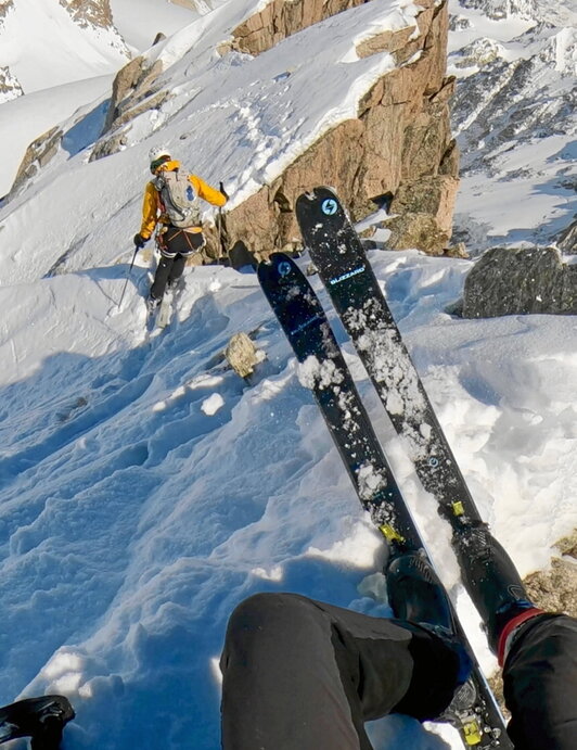 Eskalada baten irudi bat; atzean Mont Blanc-eko gailurra.