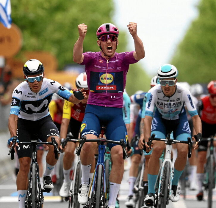 Mads Pedersen se va de Albania con dos victorias de etapa y la maglia rosa.