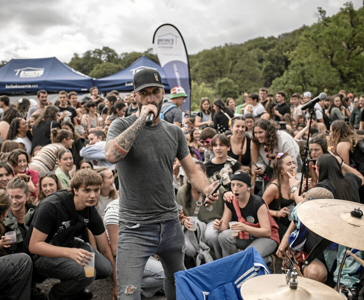 Jendetza bildu zen Senpereko lakuaren inguruan.