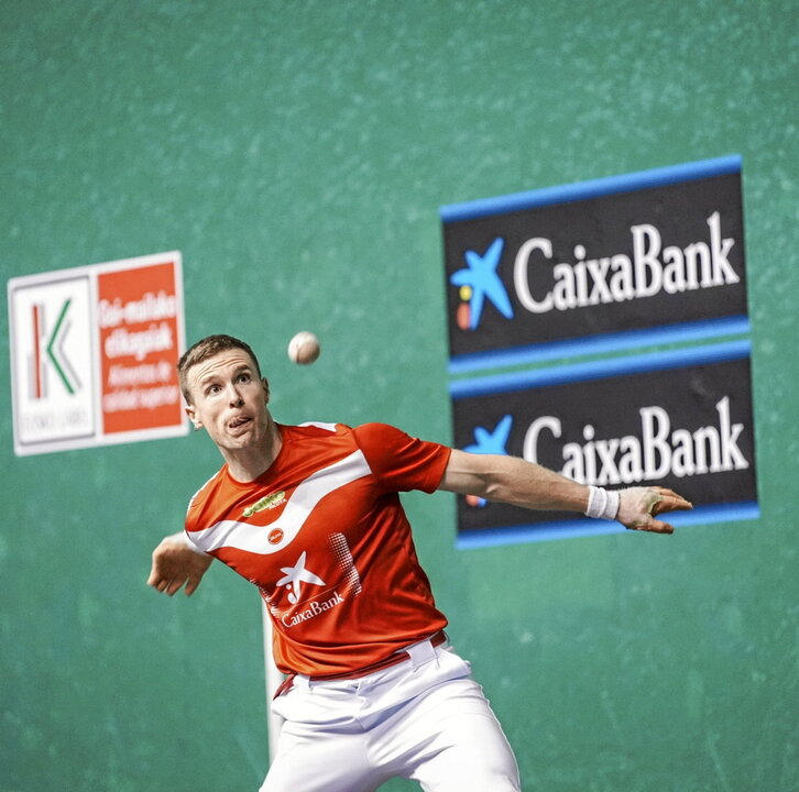 Artolak asko gozatu zuen eskuinarekin eta pilota oso luze jarri zuen.