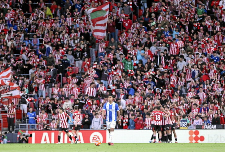 Alegría rojiblanca y abatimiento albiazul tras el autogol de Manu Sánchez.