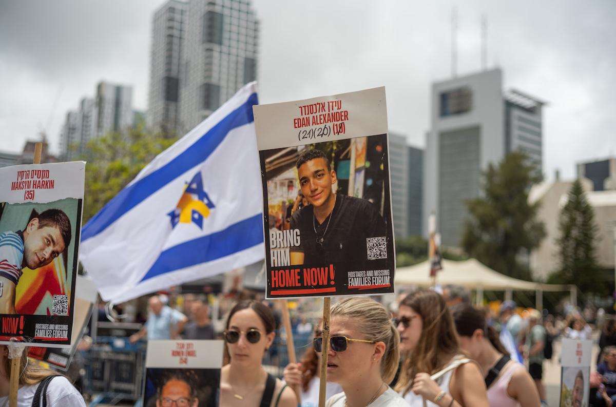 Concentración por la liberación de prisioneros en Tel Aviv, con imágenes del soldado Edan Alexander. (Illa YEFIMOVICH/DPA-EUROPA PRESS)