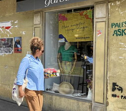 Euskaraldiari aipamena egiten dion eskaparatea, Errenteriako saltoki batean.