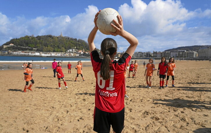 Menores haciendo Multikirola en la playa en Donostia.