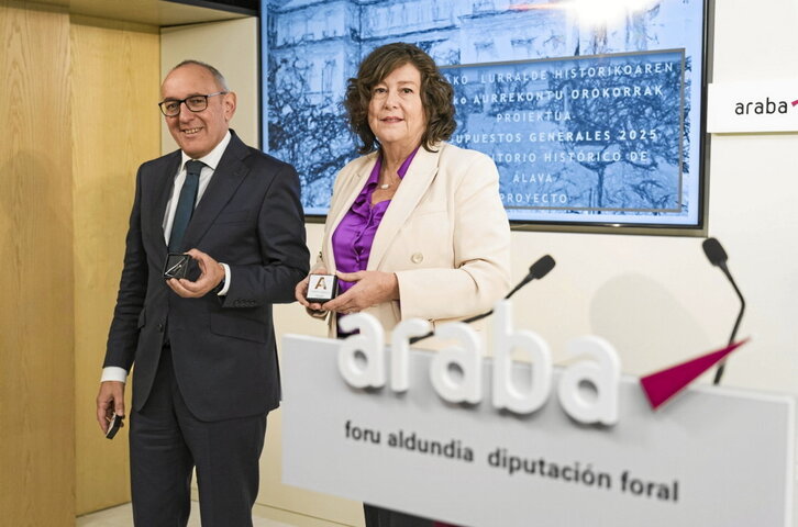 Itziar Gonzalo, en una comparecencia junto al diputado general, Ramiro González.
