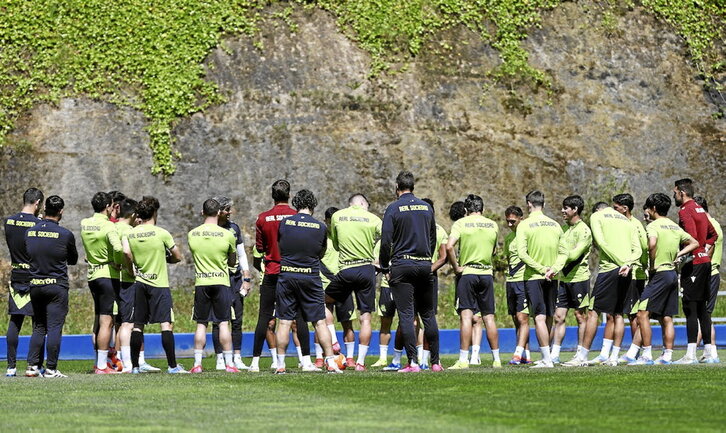 Los realistas charlan formando un círculo durante el entrenamiento de ayer en Zubieta.