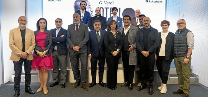 Imagen del elenco artístico y de los responsables de ABAO, ayer.