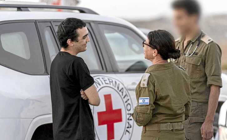El soldado israelí-estadounidense Edan Alexander, conversa con otros militares tras su liberación.