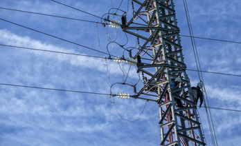 Hernaniko elektrizitate dorre baten langile bat konponketa lanak egiten