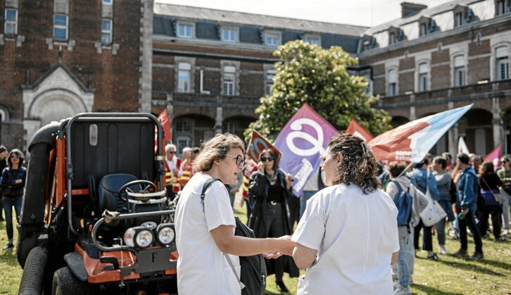 Erietxearen aitzinean elkarretaratzea egin zuten funtzio publikoko langileek.