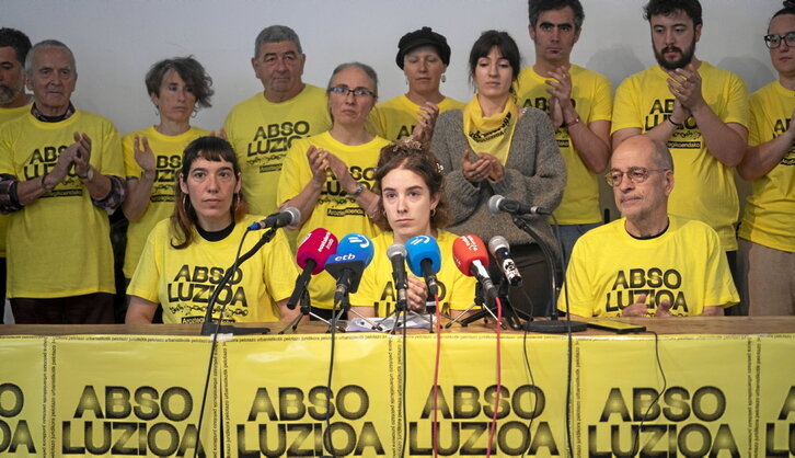 Aroztegiko auzipetuen absoluzioa eskatzen duen manifestuaren aurkezpena, atzo, Iruñean.