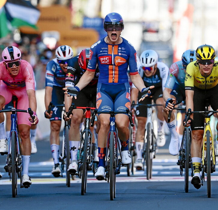 Van Uden, victorioso, ante el líder Pedersen (Lidl) y Kooij (Visma).