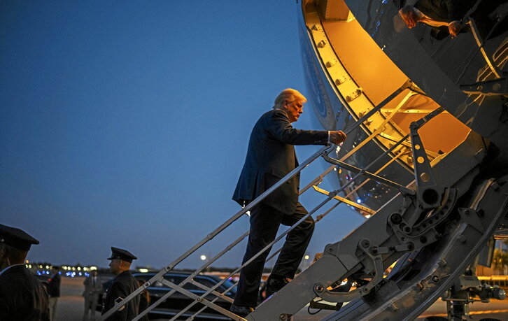Donald Trump Air Force One hegazkinera igotzen, artxiboko argazki batean.