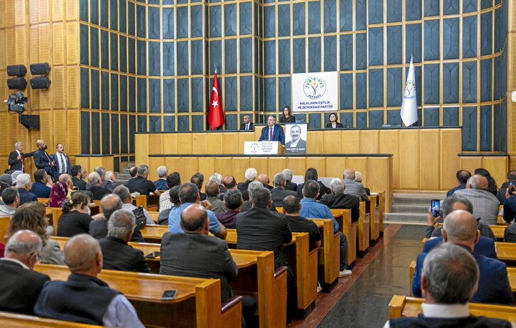 Tuncer Bakirhan, copresidente del DEM, se dirige a cargos del partido prokurdo tras el comunicado del PKK.