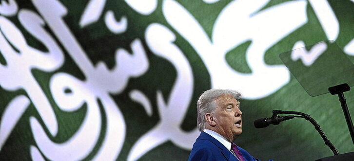 Donald Trump, bajo la bandera saudí, en el Centro Internacional de Conferencias Rey Abdul Aziz.