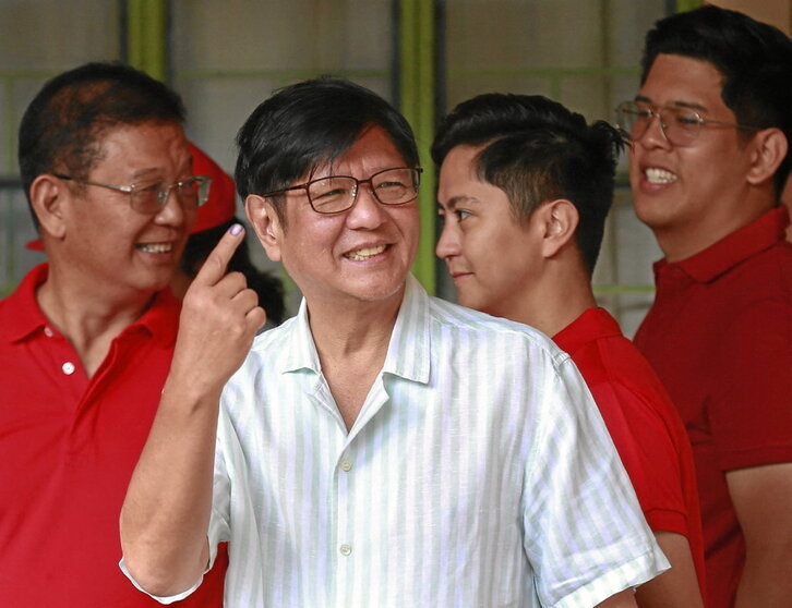 El presidente, Ferdinand Marcos Jr., muestra su dedo tras votar el lunes en Batac.
