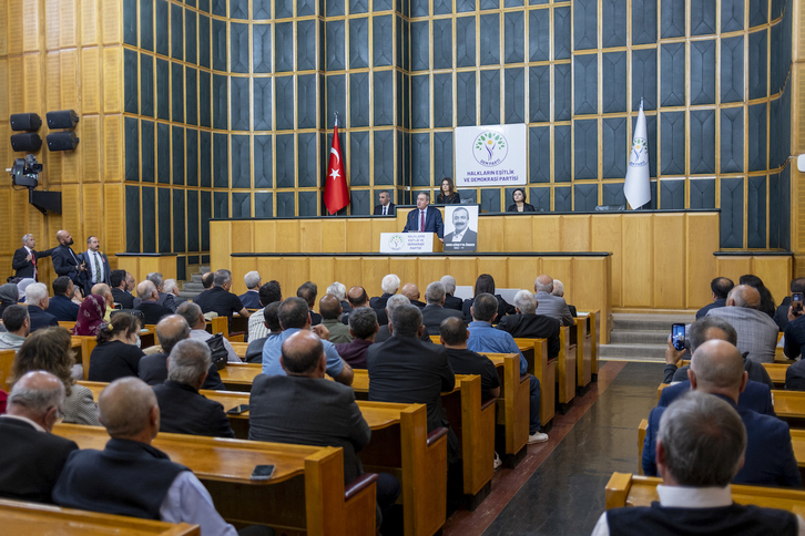 Tuncer Bakirhan, copresidente del DEM, se dirige a cargos del partido prokurdo tras el comunicado del PKK.