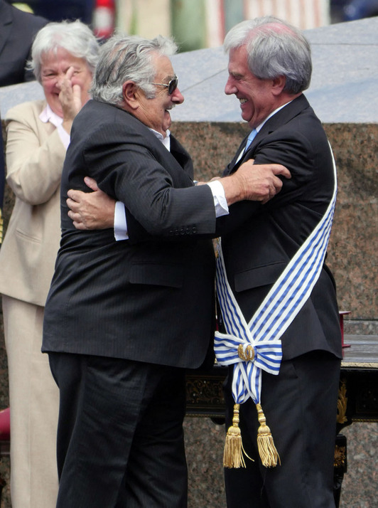 Mujica pasa la banda presidencial a Tabaré Vázquez.
