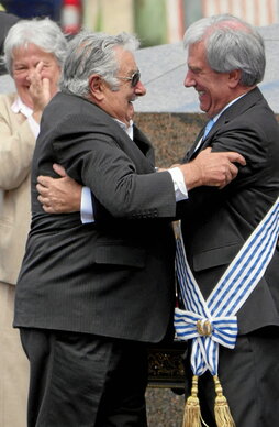 Sobre estas líneas, Mujica pasa la banda presidencial a Tabaré Vázquez. En la siguiente página, acto de campaña de Yamandú Orsi y seguidores del Frente Amplio tras la primera vuelta, en octubre de 2024.