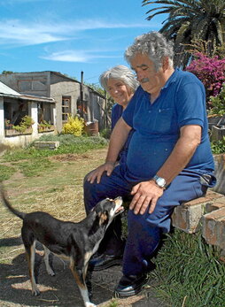 Pepe Mujica y Lucía Topolansky, en su chacra en 2004, junto a su inseparable perra Manuela, que tenía tres patas y falleció en 2018. De ella llegó a decir que fue «el integrante más fiel que tuve en mi Gobierno».