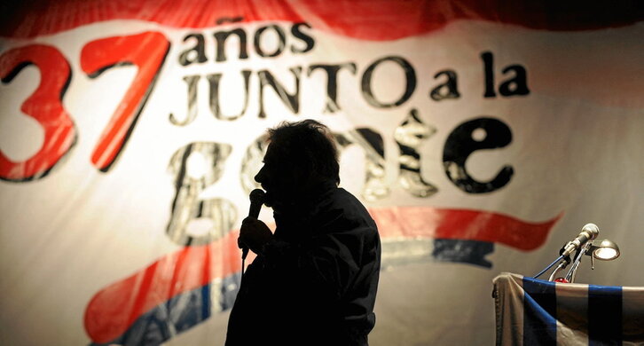 Sobre estas líneas, discurso de Mujica en el 37 aniversario del Frente Amplio. Al lado, junto al brasileño Lula da Silva, con quien le unió una estrecha amistad, y al venezolano Hugo Chávez.