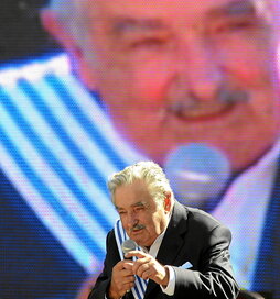 En la imagen vertical, Mujica el día en que asumió como presidente de Uruguay, en marzo de 2010. Al lado, el día de su puesta en libertad tras haber pasado 13 años en prisión.