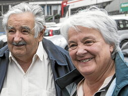 Sobre estas líneas, Mujica y Topolansky, a su llegada a Bilbo en 2015. A la derecha, saludo entre el exmandatario uruguayo y Martin Garitano bajo la atenta mirada de Iñigo Urkullu, en 2013.
