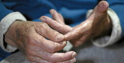 Detalle de las manos de Pepe Mujica, en una imagen tomada durante una entrevista concedida en noviembre de 2024 en su chacra, a las afueras de Montevideo.