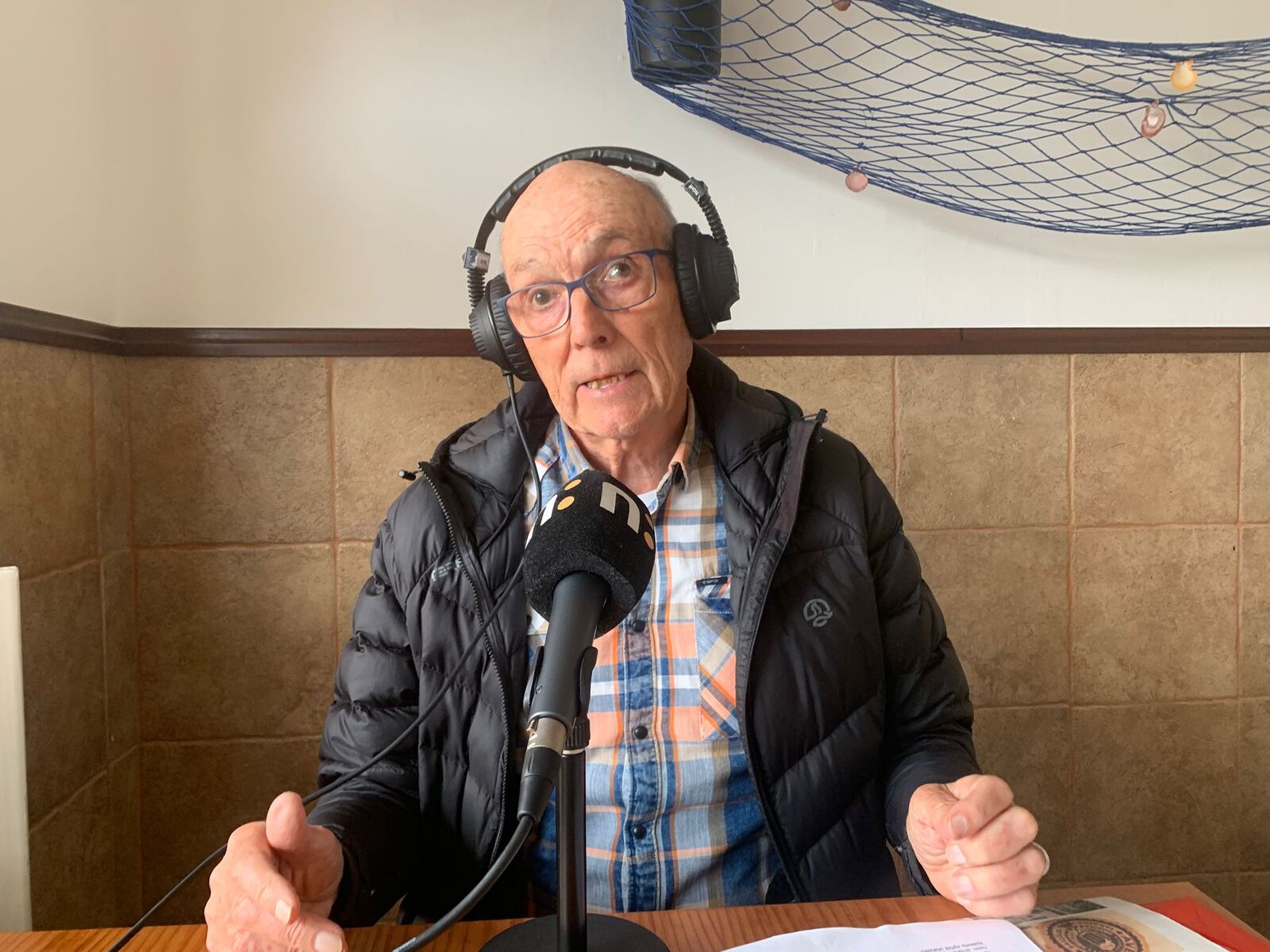 Txomin Letamendi NAIZ irratiko mikrofonoarekin