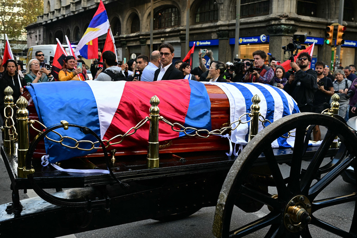 El féretro de Mújica, cubierto por la bandera nacional y la de Artigas.