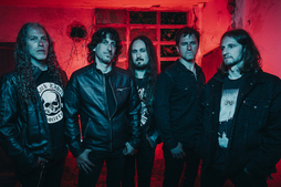 Asgarth taldeak egurra banatuko du agertoki gainean.