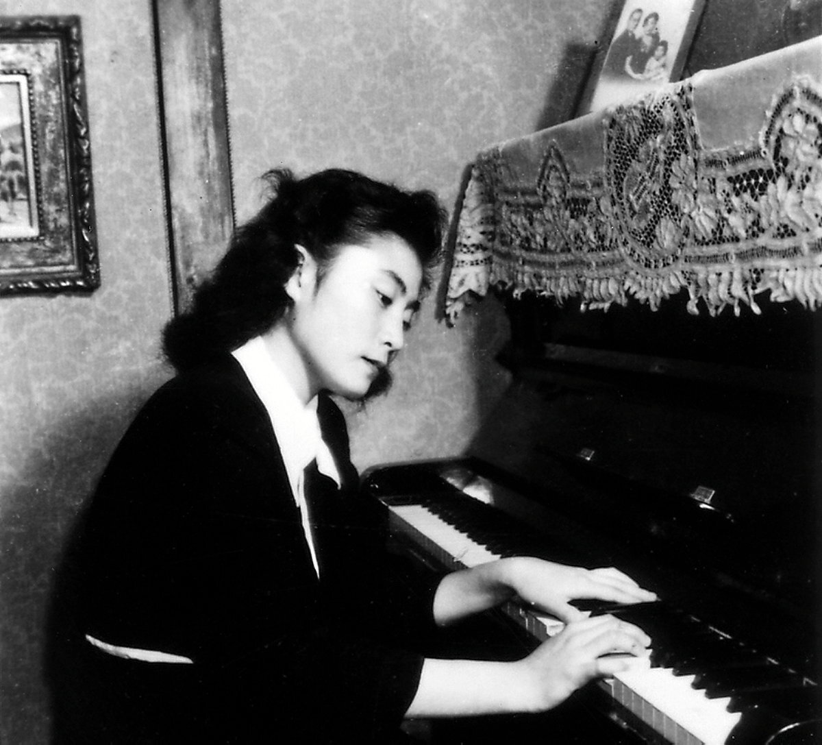Yoko Ono tocando el piano familiar en Tokio, en 1949. (Minoru Niizuma y Yasuhiro Yoshioka)