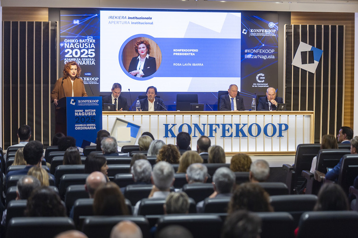 El lehendakari Imanol Pradales, con los principales responsables de Konfekoop, hoy en Miñao.