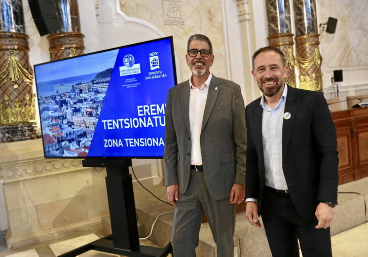 El alcalde de Donostia, Eneko Goia, y el consejero de Vivienda, Denis Itxaso.