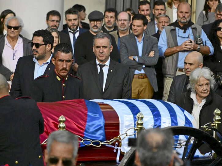 Yamandú Orsi, presidente de Uruguay, ante el féretro, velado por Lucía Topolansky.