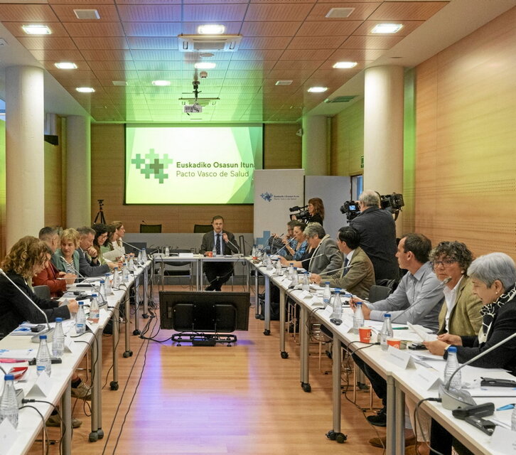 Imagen del octavo plenario de la Mesa de Salud reunida ayer en Gasteiz.