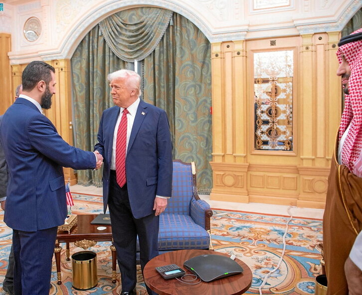 Donald Trump saluda a Ahmed al-Sharaa, ante Mohamed Bin Salman.