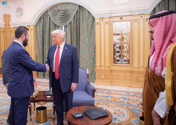 Donald Trump saluda a Ahmed al-Sharaa, ante Mohamed Bin Salman.