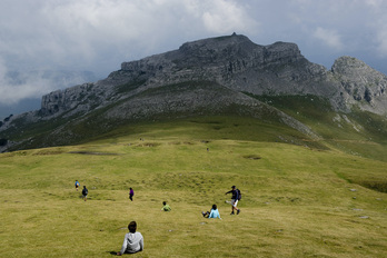 Gorbeia mendia, irudian, Bizkaiko deiadar mendietako bat.