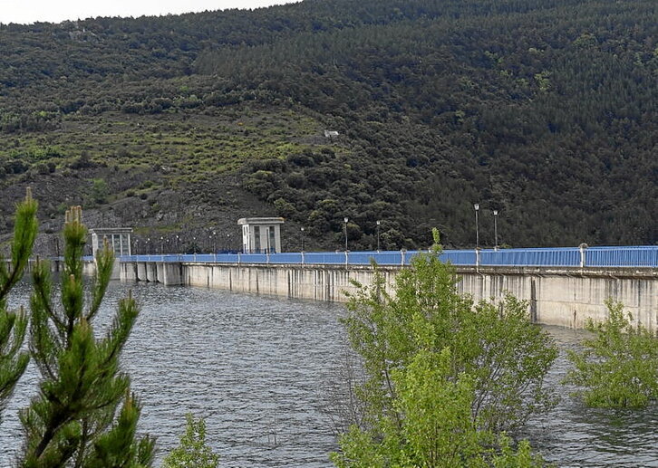 Itoizko urtegia, ia beteta.