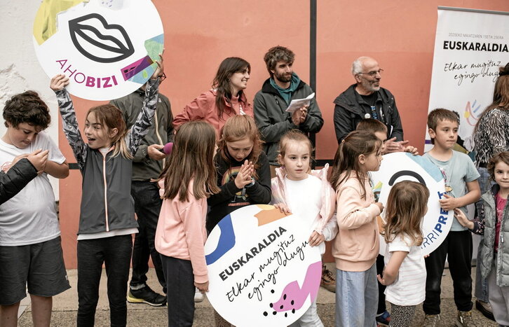 Baionan Patxa plazan egin zuten Euskaraldiaren hasiera ekitaldia.
