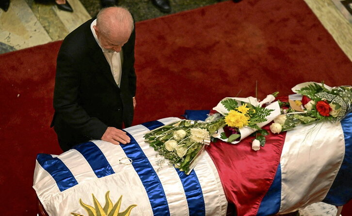 Lula, presentando sus respetos ante el cuerpo.