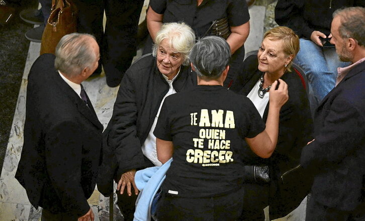 Lucía Topolansky recibe el calor de sus amistades en la capilla ardiente del Salón de los Pasos Perdidos.