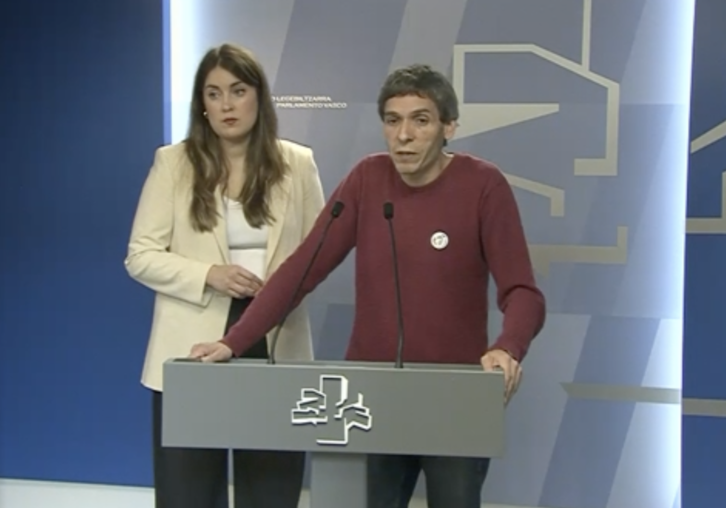 Jon Hernández y Alba García han fijado la posición crítica de Sumar en al Mesa de Salud.