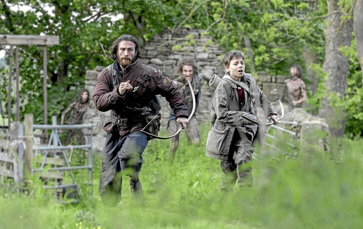 Jamie (Aaron Taylor-Johnson) y su hijo Spike (Alfie Williams), en «28 años después».