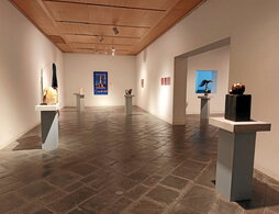 Una veintena de artistas recuerdan con sus obras a Koldobika Jauregi, fallecido hace un año, en la exposición «Bizitza efimeroa», que pasó por Alkiza y Zarautz y ahora se puede ver en Tolosa.