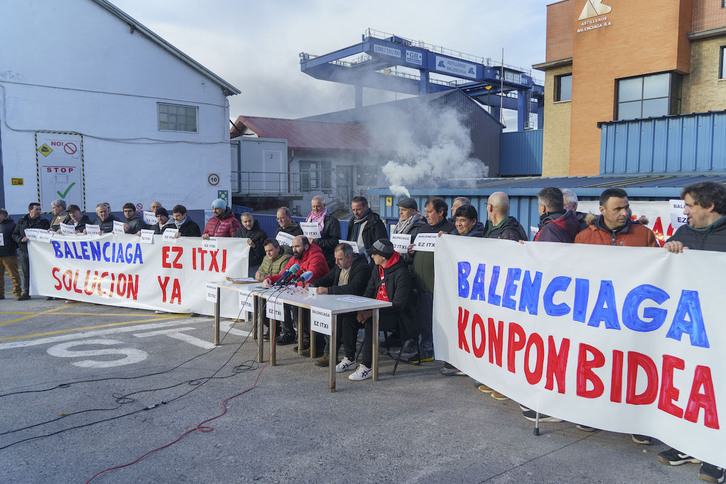 Una comparecencia de los trabajadores de Astilleros Balenciaga en defensa de sus puestos de trabajo, en Zumaia el pasado diciembre.